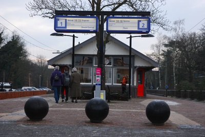 904552 Gezicht op het perron van het N.S.-station Den Dolder te Den Dolder.